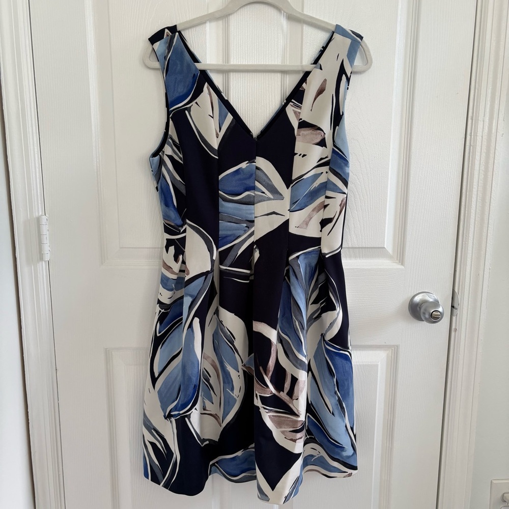 Vince Camuto Navy and Cream V-Neck Printed Dress - Picture 2 of 6